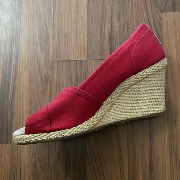 TOMS Red Wedges - Picture 2 of 3